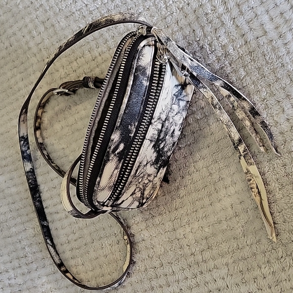 TyeDieCrossbody - Picture 2 of 9